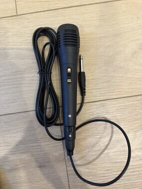 Professional Dynamic Microphone with Long Wire - Black